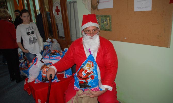Karácsonyi csomagokat osztottak a szociális központban 2016. december 23.